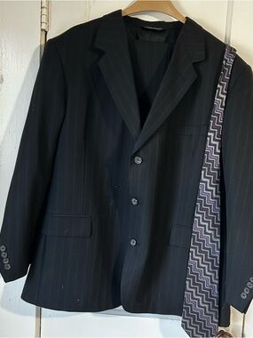 Barrington Men's Two-Piece Black Pinstripe 3-Button Suit